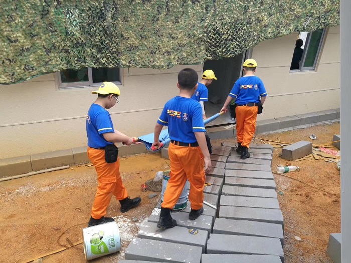 學生在模擬地震救援