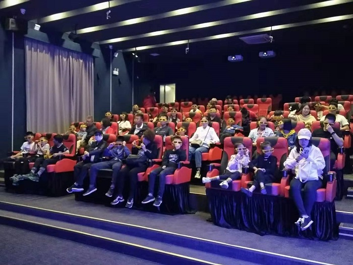 人們?cè)?D影院體驗(yàn)的場(chǎng)景 人們?cè)?D影院體驗(yàn)的場(chǎng)景