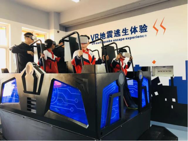 學生在體驗vr地震體驗館