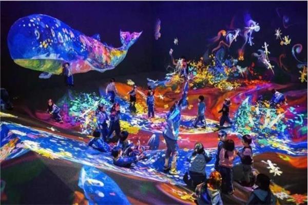 小朋友沉浸在夜游投影出來的模擬海洋中 小朋友沉浸在夜游投影出來的模擬海洋