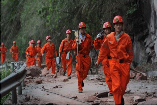 消防隊伍趕往地震災區 消防隊伍趕往地震災區