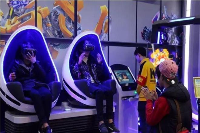 兩美女正在體驗vr蛋椅 兩美女正在體驗vr蛋椅