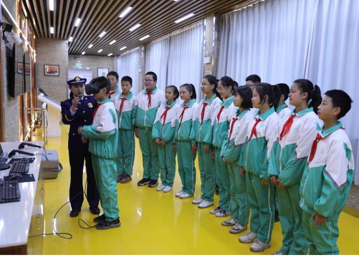 學(xué)生在工作人員指導(dǎo)下體驗(yàn)安全培訓(xùn) 學(xué)生在工作人員指導(dǎo)下體驗(yàn)安全培訓(xùn)