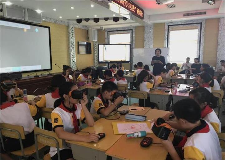 學(xué)生正在使用vr上vr體驗(yàn)課 學(xué)生正在使用vr上vr體驗(yàn)課