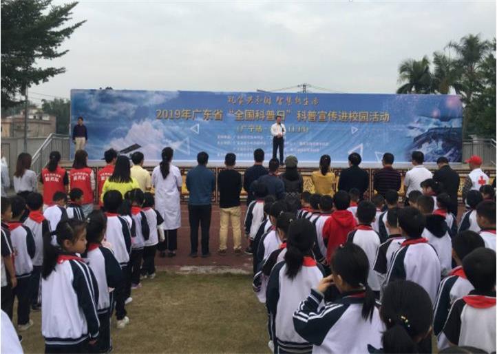 科普教育走進(jìn)校園,學(xué)生正在聽科普宣傳演講 科普教育走進(jìn)校園,學(xué)生正在聽科普宣傳演講