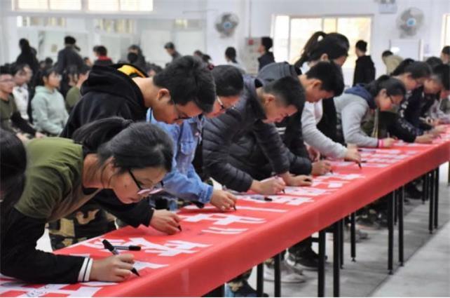 禁毒宣傳現場，大家都在為禁毒宣言簽名