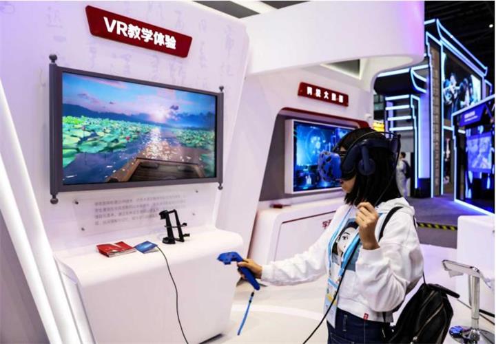 美女正在vr體驗館體驗vr設備