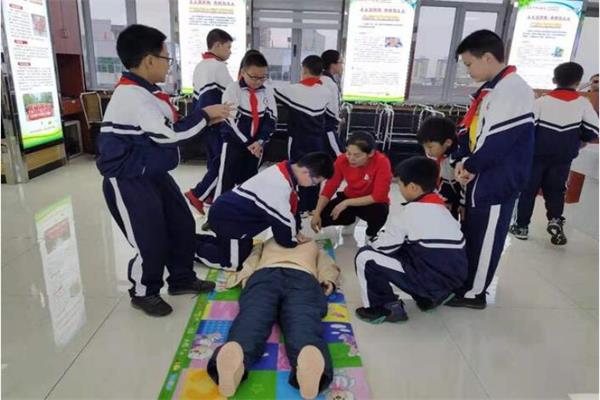 學生在學習急救知識