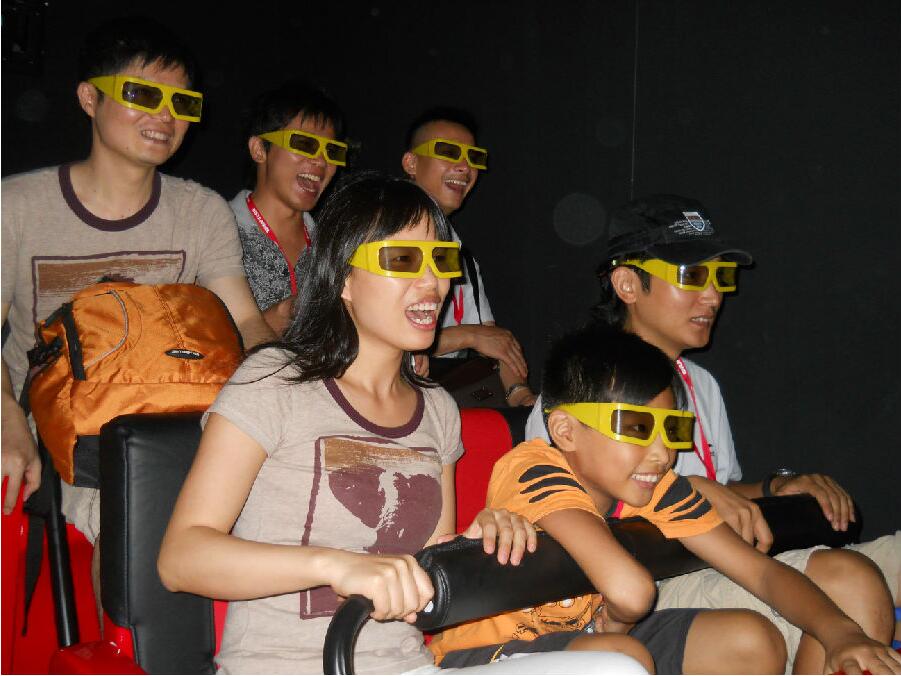 正在享受環幕影院帶來的刺激 正在享受環幕影院帶來的刺激