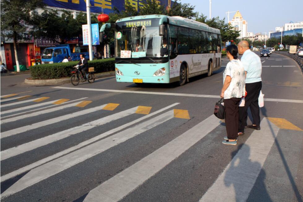 兩老人過馬路 兩老人過馬路