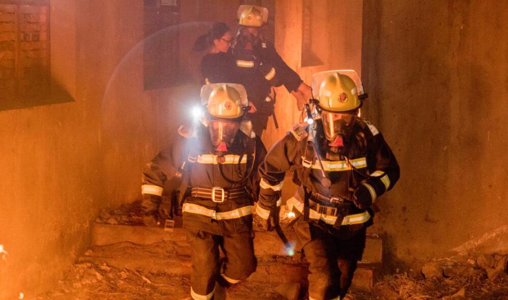 消防員沖進(jìn)樓房滅火 消防員沖進(jìn)樓房滅火