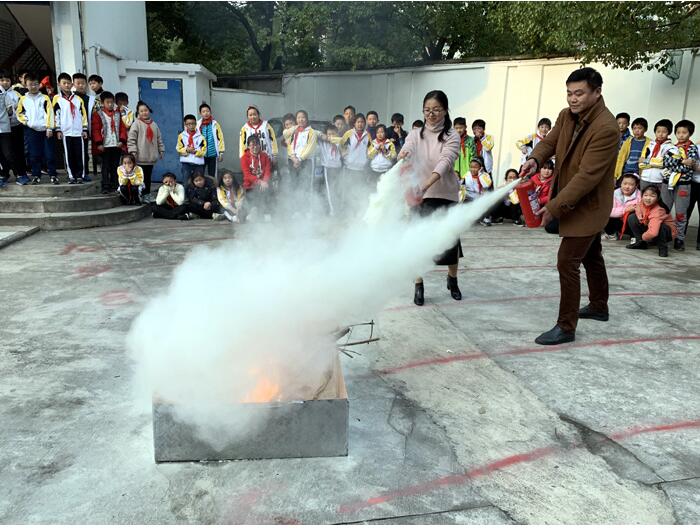學(xué)校進(jìn)行消防滅火培訓(xùn) 學(xué)校進(jìn)行消防滅火培訓(xùn)