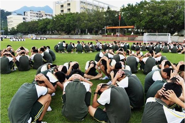 學生進行地震逃生演練